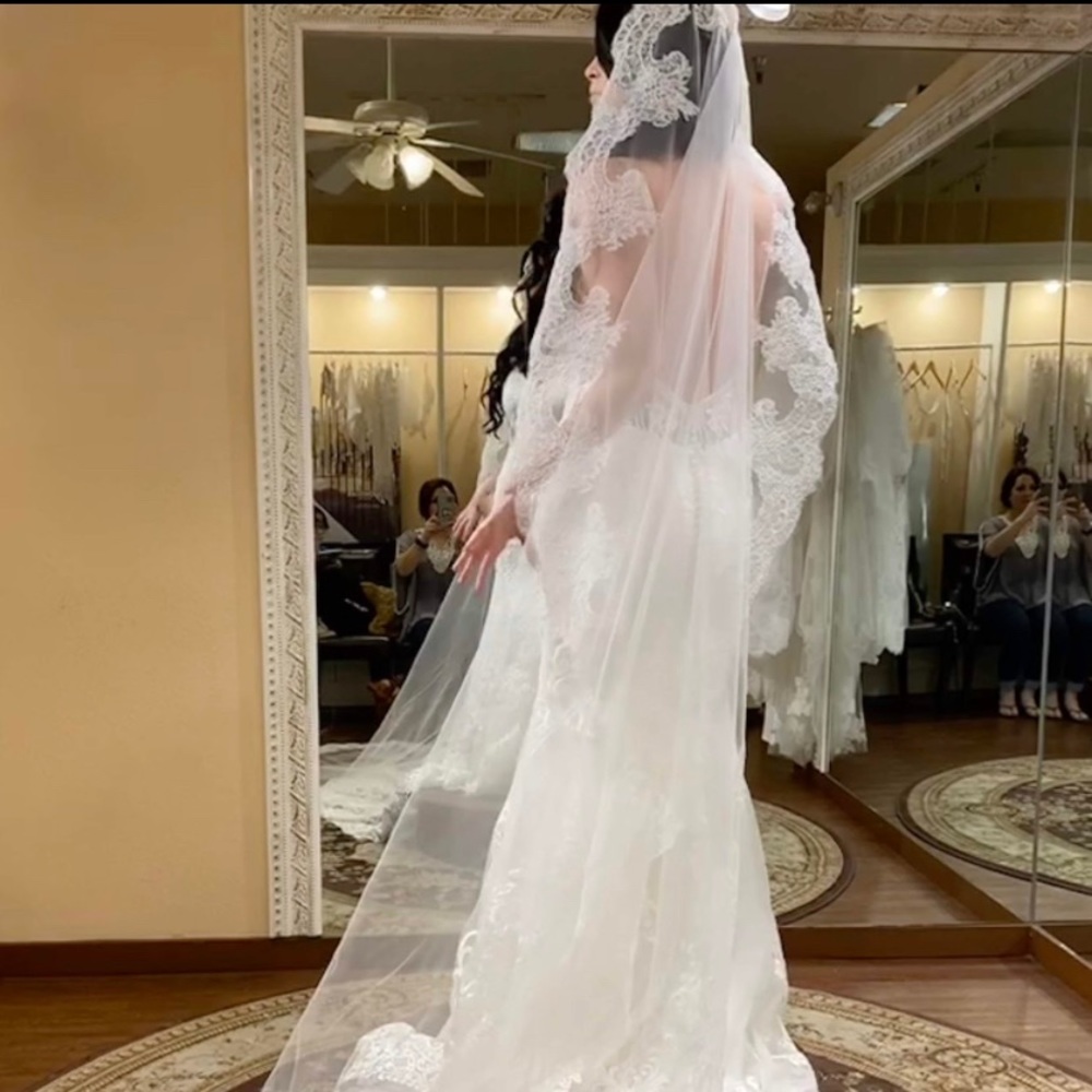 Wedding dress With cathedral veil - Picture 2 of 4